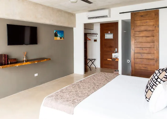 Sunday 52, Hotel 4*