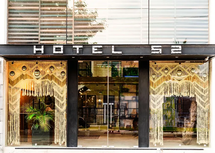 Sunday 52, Hotel